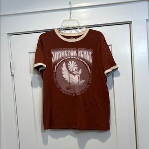 Hollister rust and creamed colored graphic tee size XS.